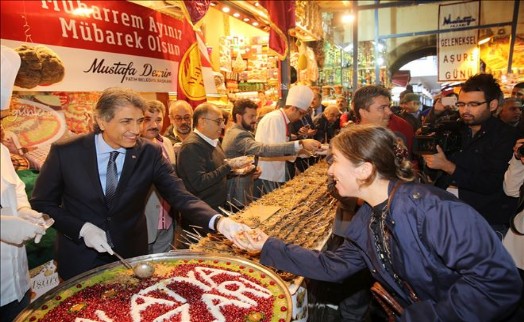 Tarihi Mısır Çarşısı´nda Geleneksel Aşure İkramı