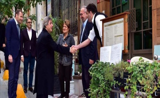 Başkan Demircan İstiklal Caddesi Esnafını Ziyaret Etti