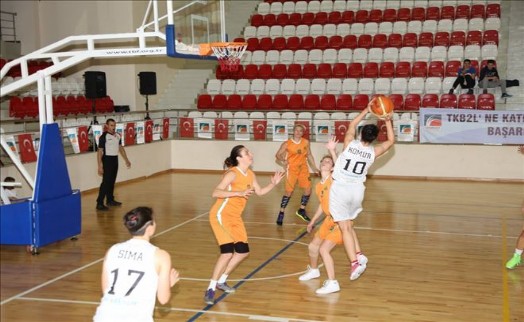 ÇEKMEKÖY BELEDİYESİ KADIN BASKETBOL TAKIMI EVİNDE ZORLANMADI