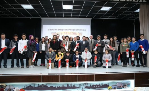 BAŞKAN AYDINER, 2 BİN 500 LİSELİYE SATRANÇ TAKIMI HEDİYE ETTİ