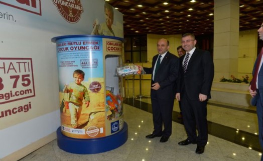 BAKAN FİKRİ IŞIK OYUNCAK KAMPANYASINA DESTEK OLDU