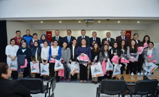 ÜSKÜDAR`DAKİ LİSELİLERE 6500 EŞOFMAN