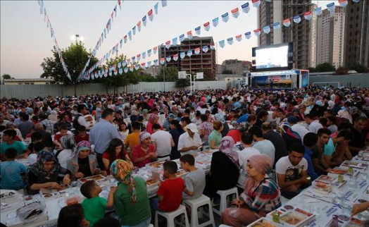 İFTAR SOFRALARINDA ELLER SEMAYA ´ŞÜKÜR´ İÇİN AÇILDI