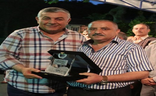 İFTAR YEMEĞİNDE EMEKÇİLERE PLAKET