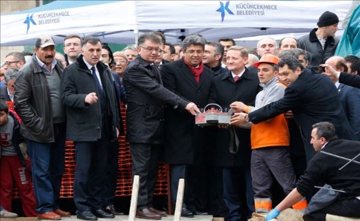 KÜÇÜKÇEKMECE´DE SULTAN MURAT MAHALLESİ YENİ CAMİSİNE KAVUŞUYOR