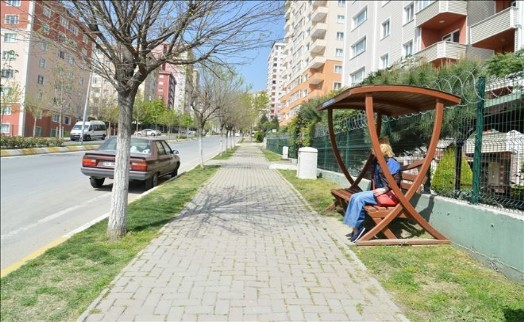 GÖLGELİKLİ BANKLARLA BEYLİKDÜZÜ YAZA HAZIRLANIYOR