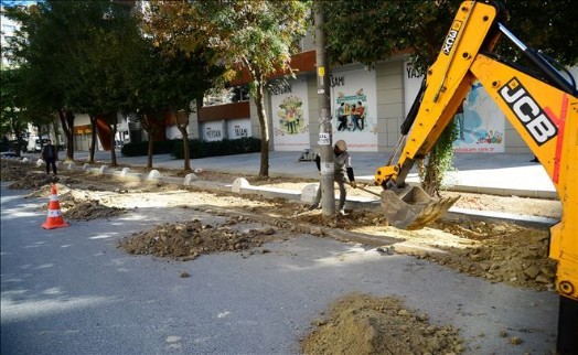 BEYLİKDÜZÜ BARIŞ MAHALLESİ´NDE KALDIRIMLAR YENİLENİYOR