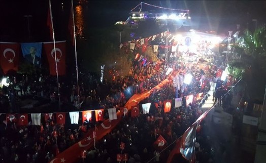 BİNLERCE SARIYERLİ BAYRAĞINI KAPIP GELDİ