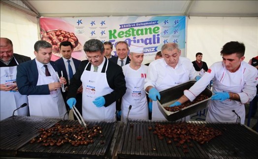 KÜÇÜKÇEKMECE´DEKİ FESTİVALDE 2 TON KESTANE İKRAM EDİLDİ