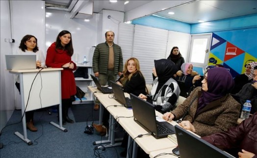 TÜRK TELEKOM´DAN KÜÇÜKÇEKMECELİ KADINLARA TEKNOLOJİ EĞİTİMİ
