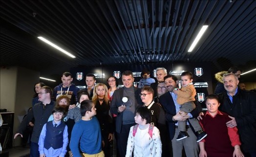 BAŞKAN HAZİNEDAR VE FİKRET ORMAN DOWN SENDROMLU ÇOCUKLARI YALNIZ BIRAKMADI