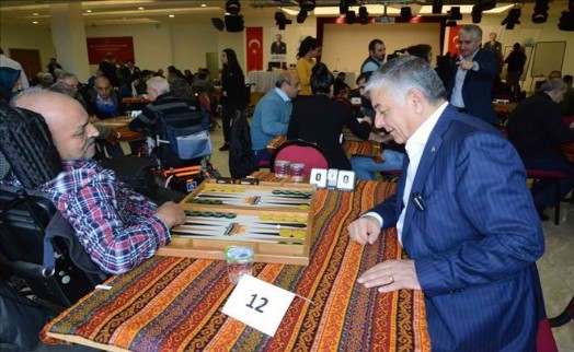 ENGELLİLERİN TAVLADA GALİBİYET YARIŞI