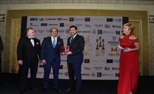 BAŞKAN HAZİNEDAR YILIN EN İYİ İLÇE BELEDİYE BAŞKANI ÖDÜLÜNÜ ALDI!