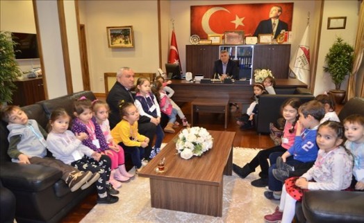 Minik Öğrenciler Başkan Cem Kara´yı Ziyaret Etti