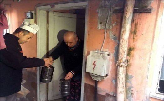Aşevinde Pişiyor, İhtiyaç Sahibi Ailelerin Sofrasına Gidiyor