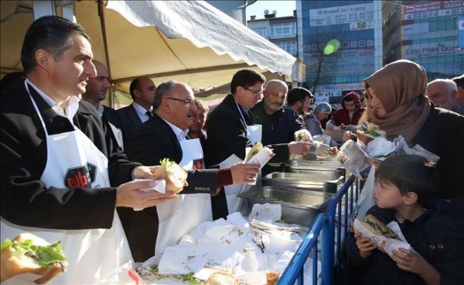ÜMRANİYE BELEDİYESİ 5.GELENEKSEL ´HAMSİ FESTİVALİ´YLE COŞTURDU