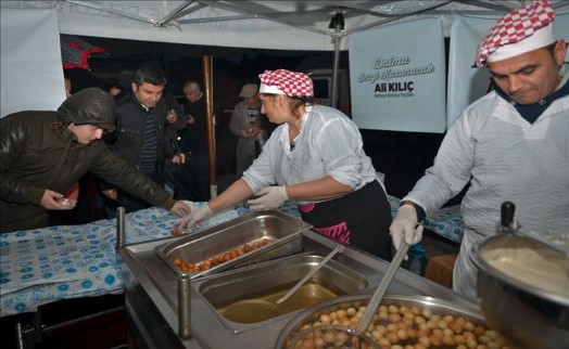Maltepe´de 15 bin kişiye kandil lokması