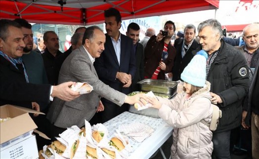 Bağcılar´da 10 bin kişiye 5 ton hamsi ikram edildi