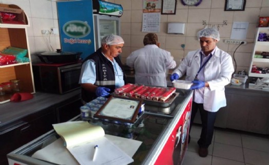 BAYRAMPAŞA'DA OKUL KANTİNLERİ DENETLENİRKEN OKULLAR DA DEZENFEKTE EDİLDİ
