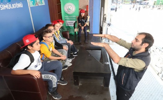 GAZİOSMANPAŞA'DA ÖĞRENCİLER UYGULAMALI DEPREM EĞİTİMİ