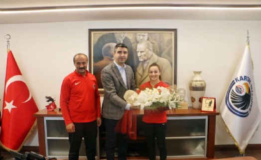 ŞAMPİYON BOKSÖR ÇAKIROĞLU, RUSYA'DAN GÜMÜŞ MADALYA İLE DÖNDÜ