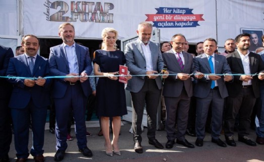 ÇEKMEKÖY'DE KİTAP FUARINA YOĞUN İLGİ