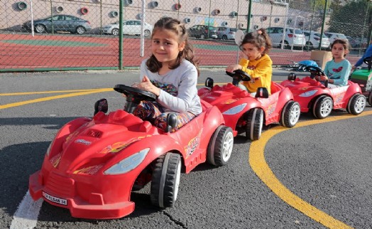 ATAŞEHİR'DE MİNİKLERE TRAFİK EĞİTİMİ VERİLDİ