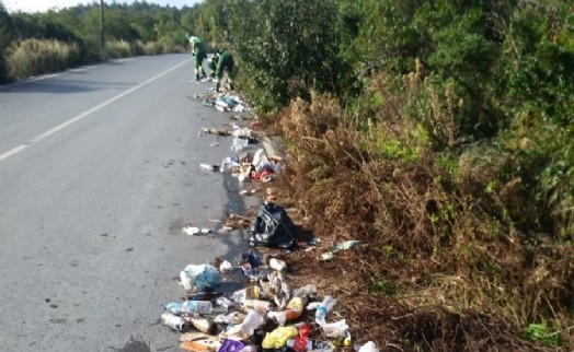 SARIYER'DE YOL KENARINDAN ONLARCA TORBA ÇÖP TOPLANDI