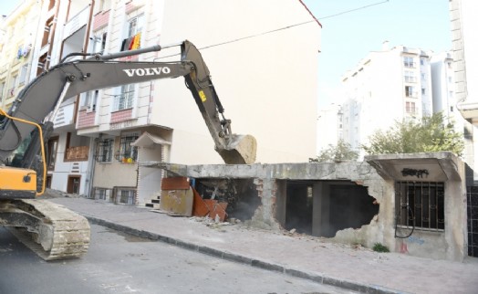 ESENYURT'TA MAHALLEYİ RAHATSIZ EDEN METRUK YAPI YIKILDI