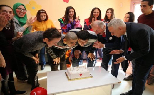 BAYRAMPAŞA'DA ENGELLİ ÇOCUKLARIN YAŞ GÜNÜ SEVİNCİ