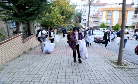TOPLUM GÖNÜLLÜSÜ 80 GENÇ, KÜÇÜKÇEKMECE'DE ATIK TOPLADI