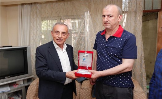 BAŞKAN ÇEBİ´DEN FEDAKR BABA ETHEM ÖZDEMİR´E PLAKET