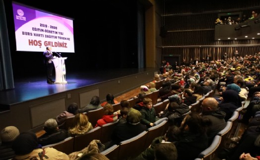 SARIYER'DE ÖĞRENCİLERE BURS KARTLARI DAĞITILDI