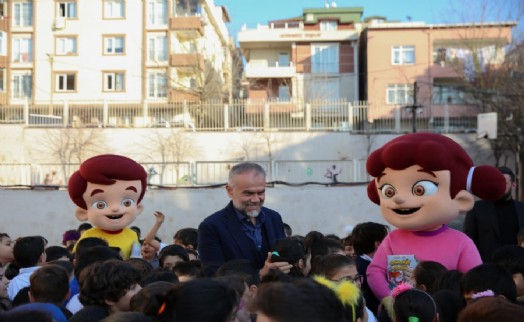 ÇEKMEKÖY'DE ÖĞRENCİLERE SIFIR ATIK TEMALI BOYAMA KİTABI DAĞITILDI