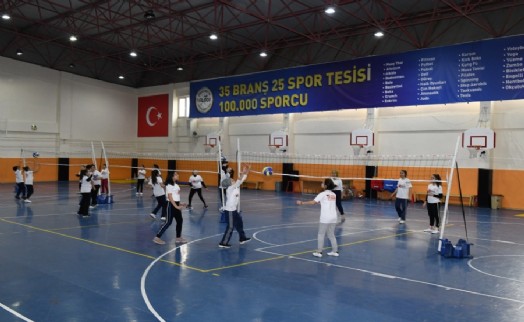 USTA VOLEYBOLCULAR ESENYURT'TA YETİŞİYOR