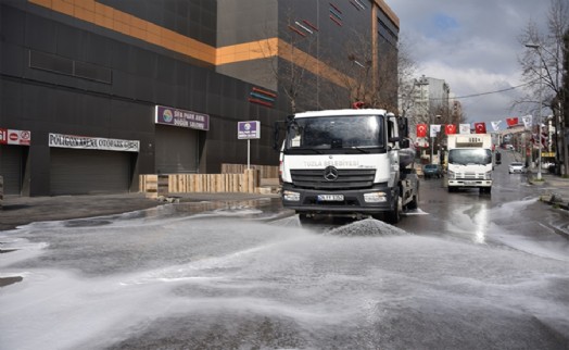 TUZLA'DA KORONAVİRÜSE KARŞI HİJYEN SEFERBERLİĞİ SÜRÜYOR