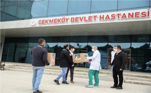 ÇEKMEKÖY'DE 3D YAZICILARLA ÜRETİLEN SİPERLİ MASKELER SAĞLIK GÖREVLİLERİNE TESLİM EDİLDİ