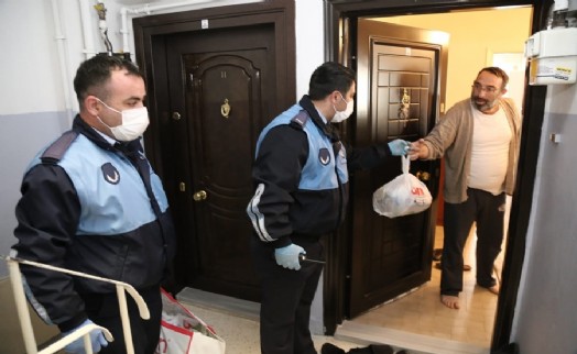 KAĞITHANE'DE SOKAĞA ÇIKMAYAN VATANDAŞLARIN HİZMET EVİNE GELDİ