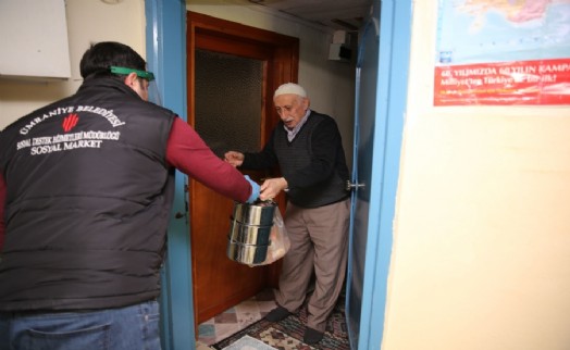ÜMRANİYE'DE EVDE KALAN YÜZLERCE AİLENİN YEMEĞİNİ AŞEVİ KARŞILIYOR