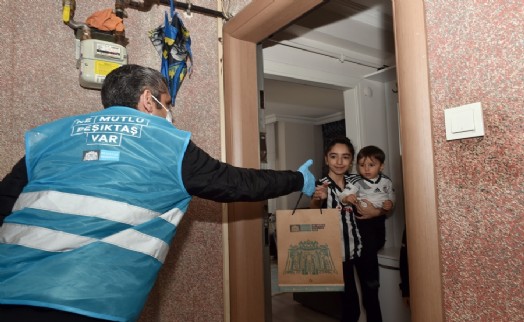 BEŞİKTAŞ'TA SOKAĞA ÇIKAMAYAN ÇOCUKLARA BELEDİYE EKİPLERİ HEDİYE DAĞITTI