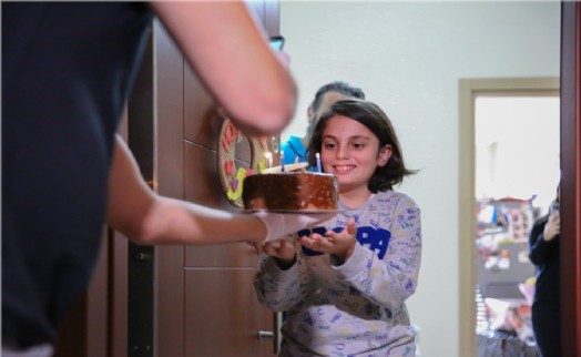 ÇEKMEKÖY'DE HEMŞİRE ANNEDEN OĞLUNA DOĞUM GÜNÜ SÜRPRİZİ