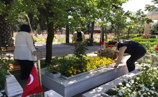 ÜMRANİYE'DE VEFA SOSYAL DESTEK EKİPLERİ ŞEHİT ANNESİNİ OĞLUNUN KABRİNE GÖTÜRDÜ