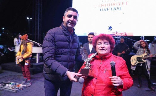 Kartal'da Cumhuriyet Bayramı coşkusu Selda Bağcan konseriyle başladı