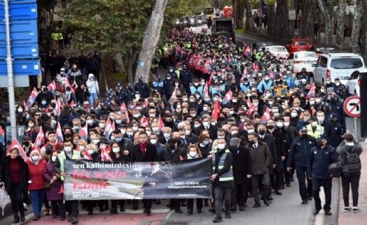 Beşiktaş'ta Ata'ya saygı yürüyüşüne yoğun katılım