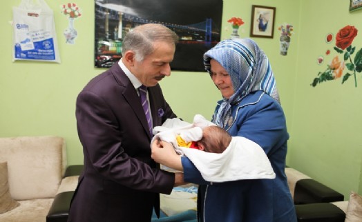 Başkan Aydıner'den bebeklere ilk hediye