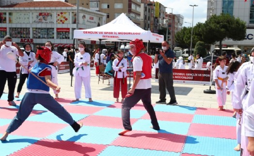 Sosyal medyayı bırakan gençler Bağcılar Meydanı'nda spor yapıp eğlendi
