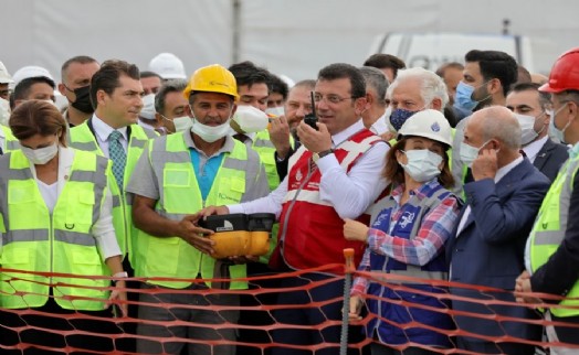 İmamoğlu Zafer Bayramı'nda yeni metro inşaatına ilk harcı döktü