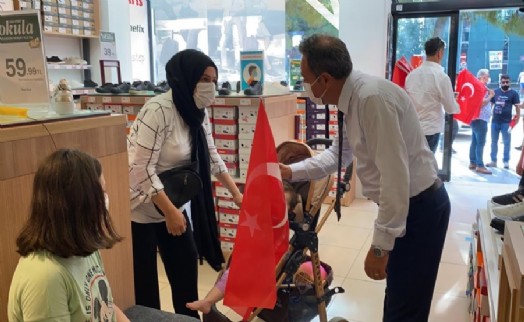 CHP Bağcılar İlçe Örgütü'nden vatandaşlara bayrak dağıtımı