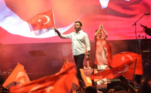 Beşiktaş'ta Zafer Bayramı fener alayı ve Gülşen konseriyle kutlandı