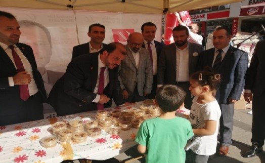 İl Başkanı Terzi'den Zeytinburnu'nda Vatandaşlara Aşure İkramı